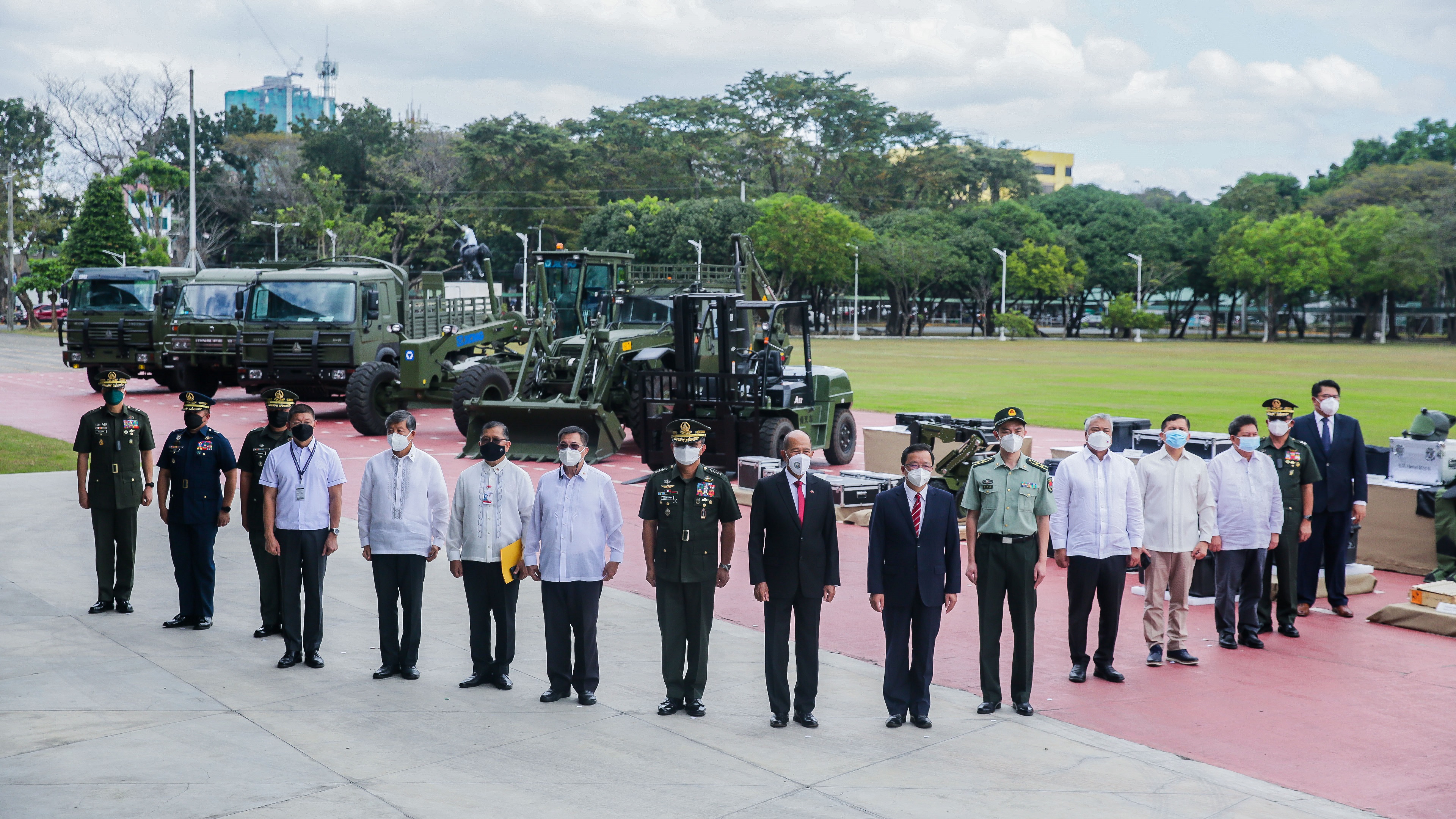 马尼拉领事馆通告-黄溪连大使出席中国对菲律宾无偿军事援助交接仪式(3)