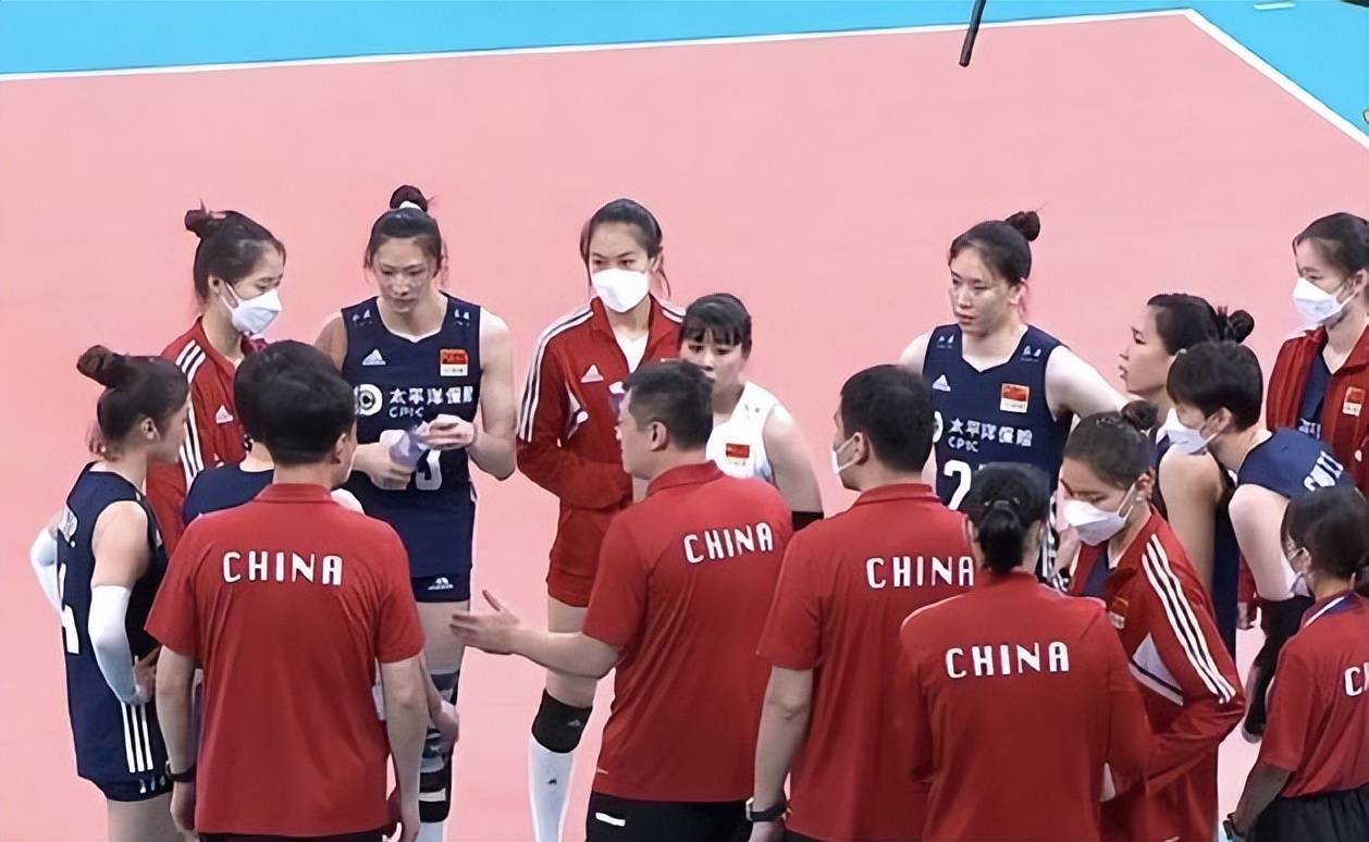 快讯-裁判员又抢戏！欺负中国女排，多次偏向东道主，无奈中国队太强了(1)