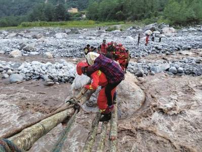 快讯-泸定6.8级地动震后12小时救济：大渡河两岸争分夺秒(1)