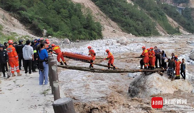 快讯-四川泸定6.8级地动震后12小时救济：大渡河两岸的争分夺秒(1)