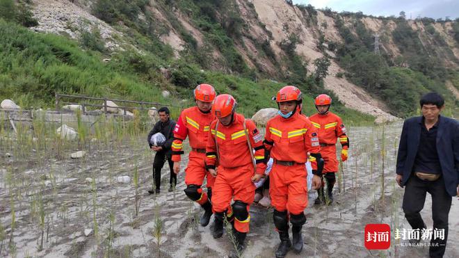 快讯-四川泸定6.8级地动震后12小时救济：大渡河两岸的争分夺秒(3)