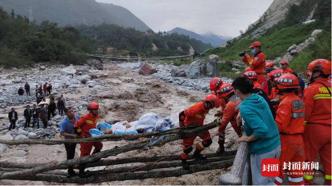 快讯-四川泸定6.8级地动震后12小时救济：大渡河两岸的争分夺秒(6)