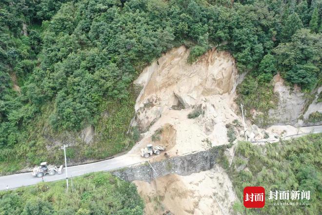 快讯-四川泸定6.8级地动震后12小时救济：大渡河两岸的争分夺秒(4)
