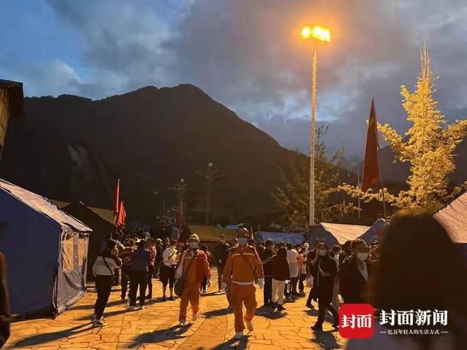 快讯-四川泸定6.8级地动震后12小时救济：大渡河两岸的争分夺秒(8)
