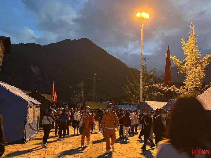 快讯-泸定地动已致46人罹难16人失联！行车记载仪拍下惊险刹时……(1)