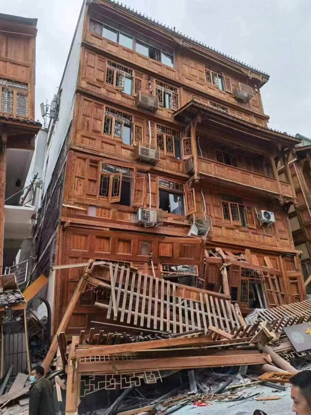 快讯-泸定震中民宿老板报告：地动时旅店里没游客，震后墙体出现缝隙(1)