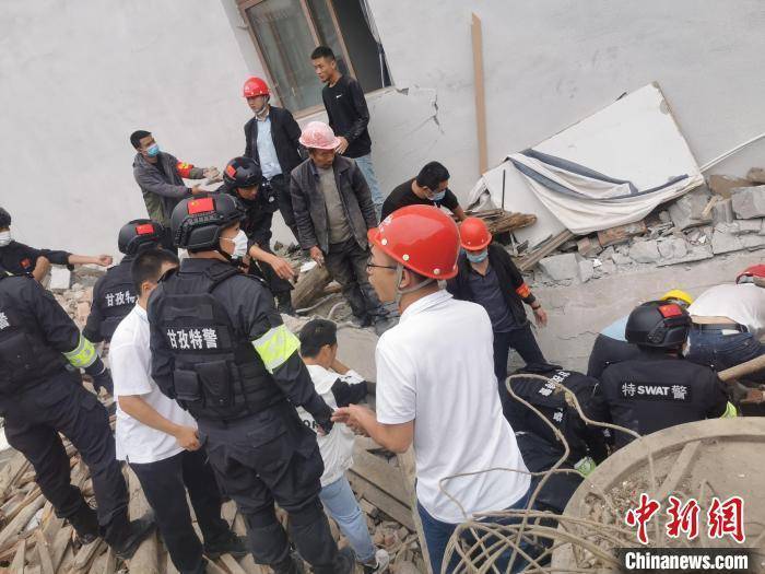 快讯-四川泸定6.8级地动：特警徒手刨土补救出一名被困夫君(1)