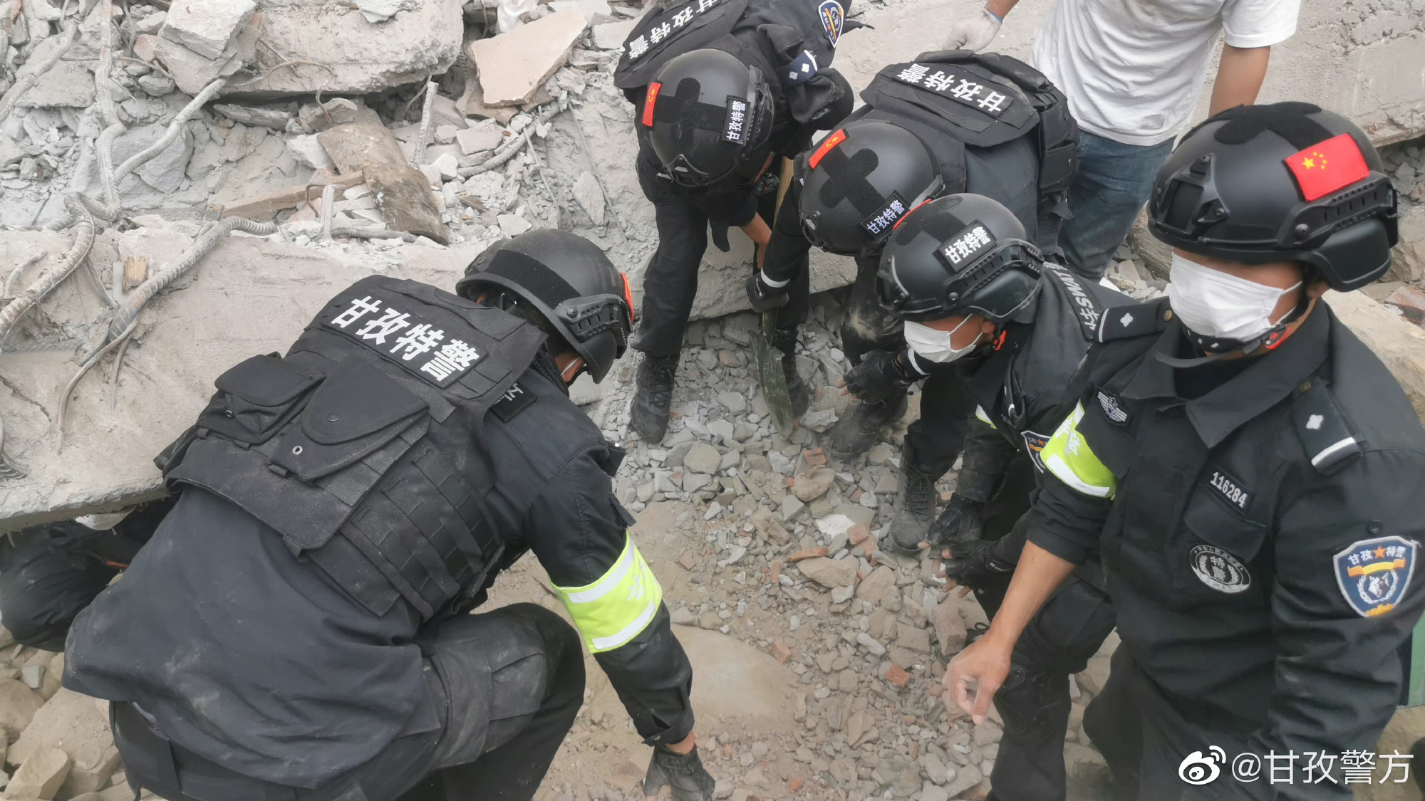 快讯-甘孜警方：特警徒手刨土补救出一名被困夫君，送往州医院救济(1)