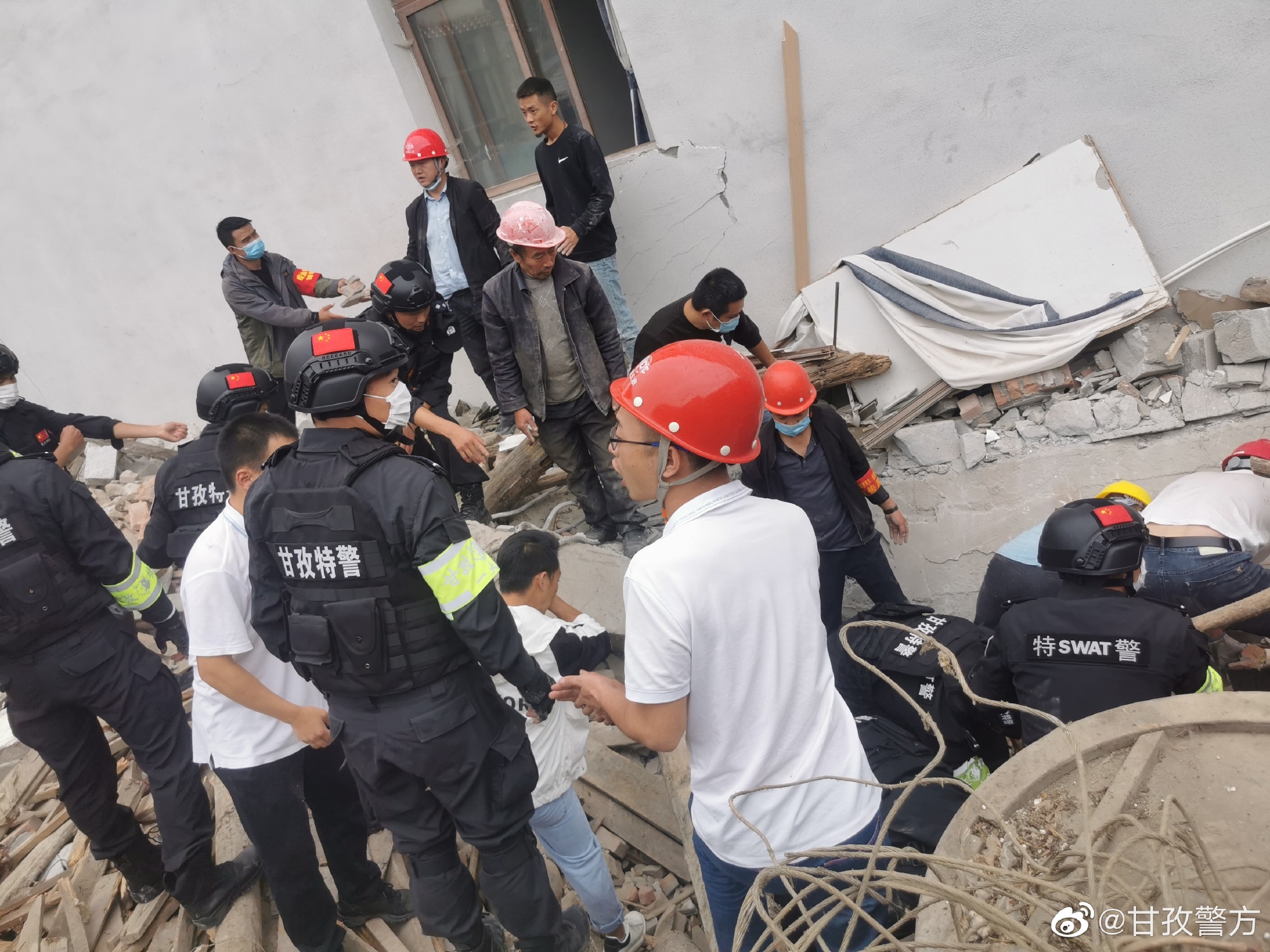 快讯-甘孜警方：特警徒手刨土补救出一名被困夫君，送往州医院救济(3)