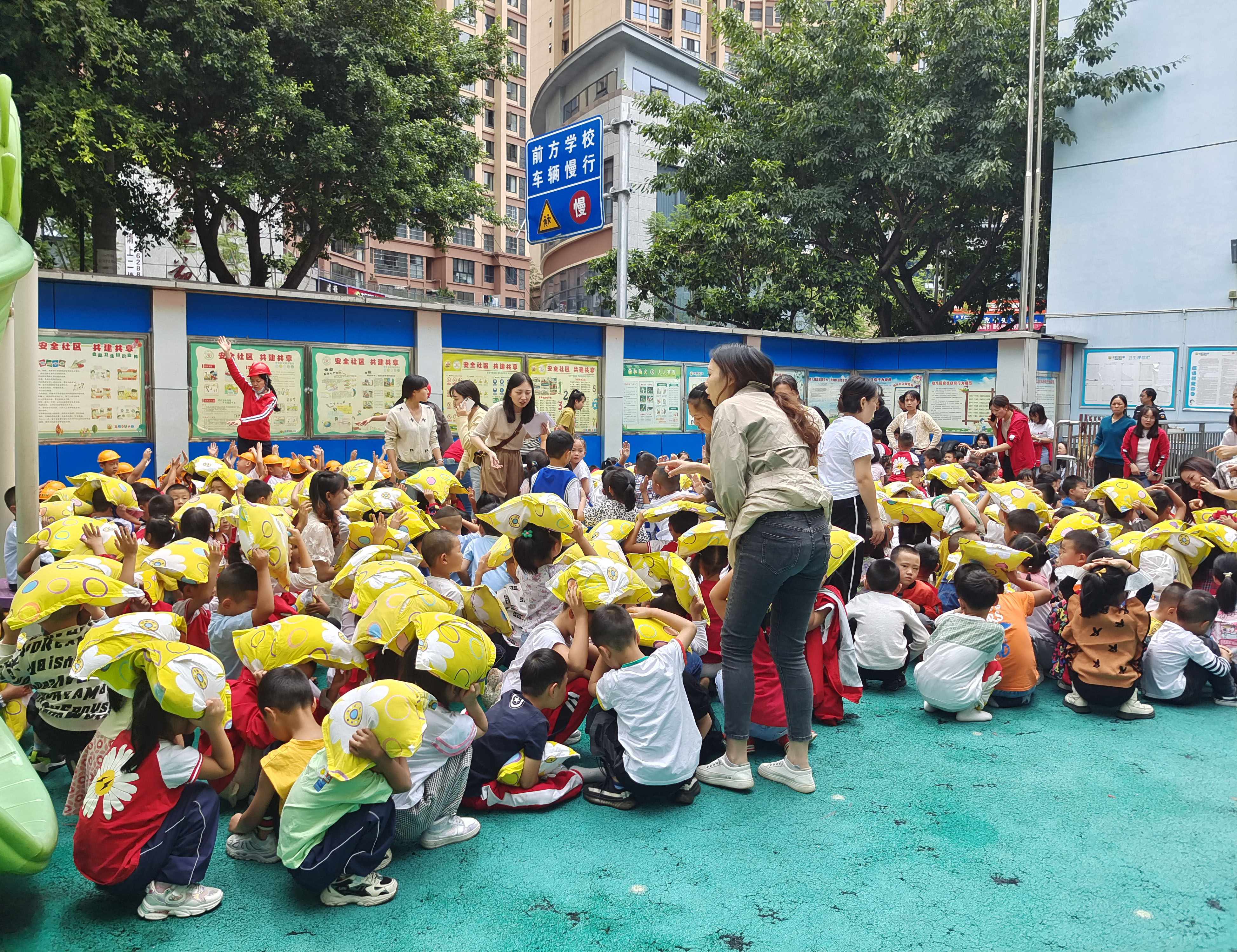 快讯-用生命保卫生命，西席地动时奋掉臂身转移门生、多方气力尽力以赴(1)