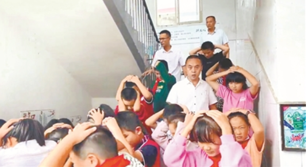快讯-用生命保卫生命，西席地动时奋掉臂身转移门生、多方气力尽力以赴(2)