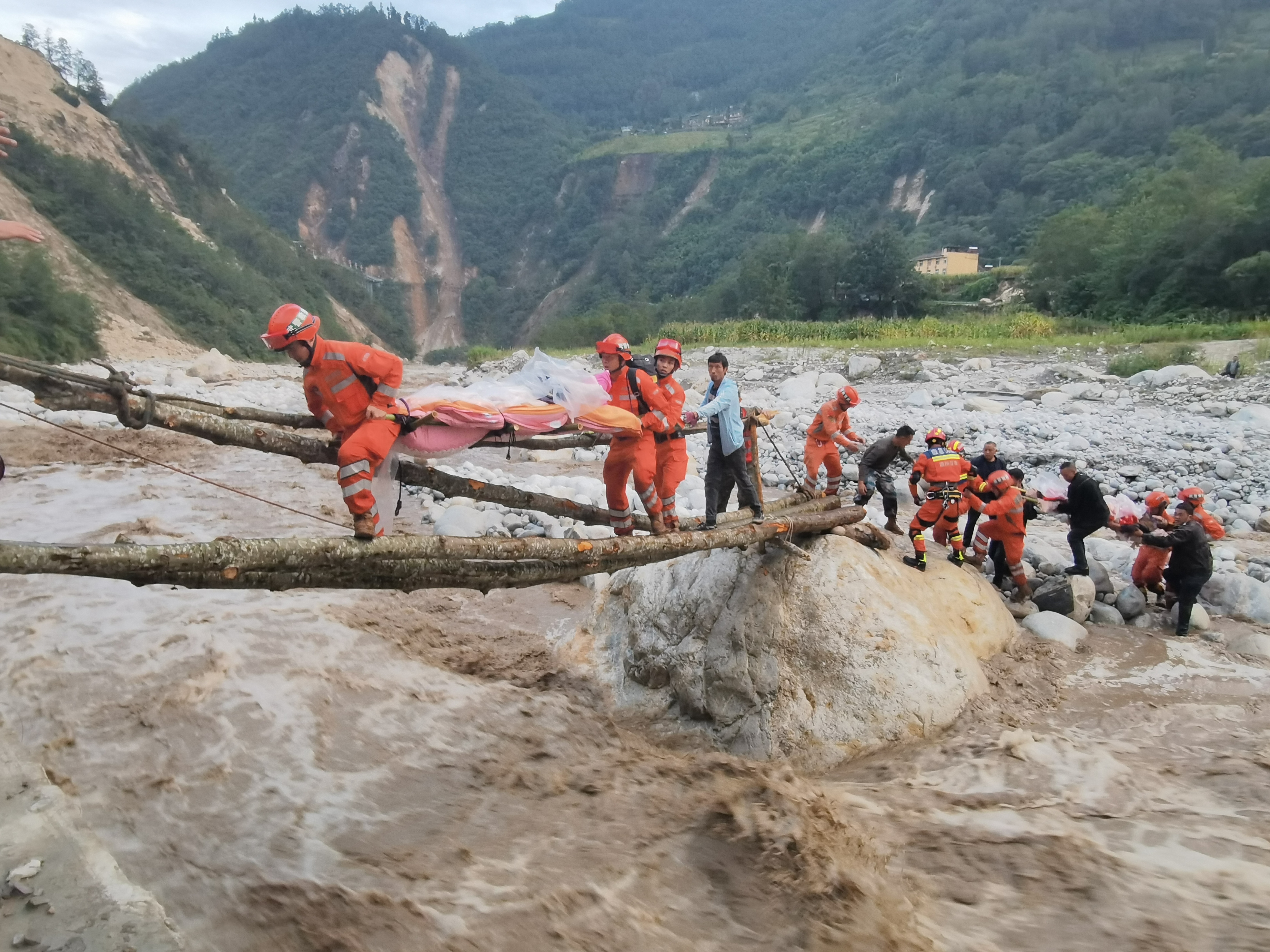 快讯-用生命保卫生命，西席地动时奋掉臂身转移门生、多方气力尽力以赴(3)