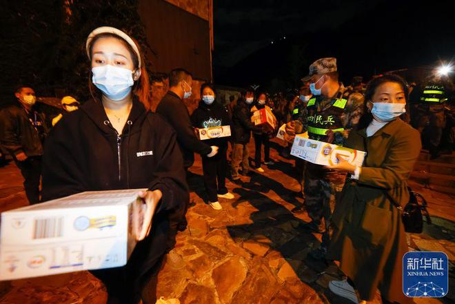 快讯-震后第一夜环境怎样？拜望四川泸定抗震救灾现场(9)