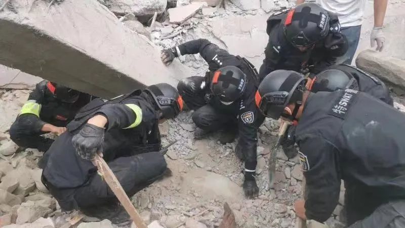 快讯-揪心！已造成46人罹难！多方气力正尽力救济，现场画面(6)