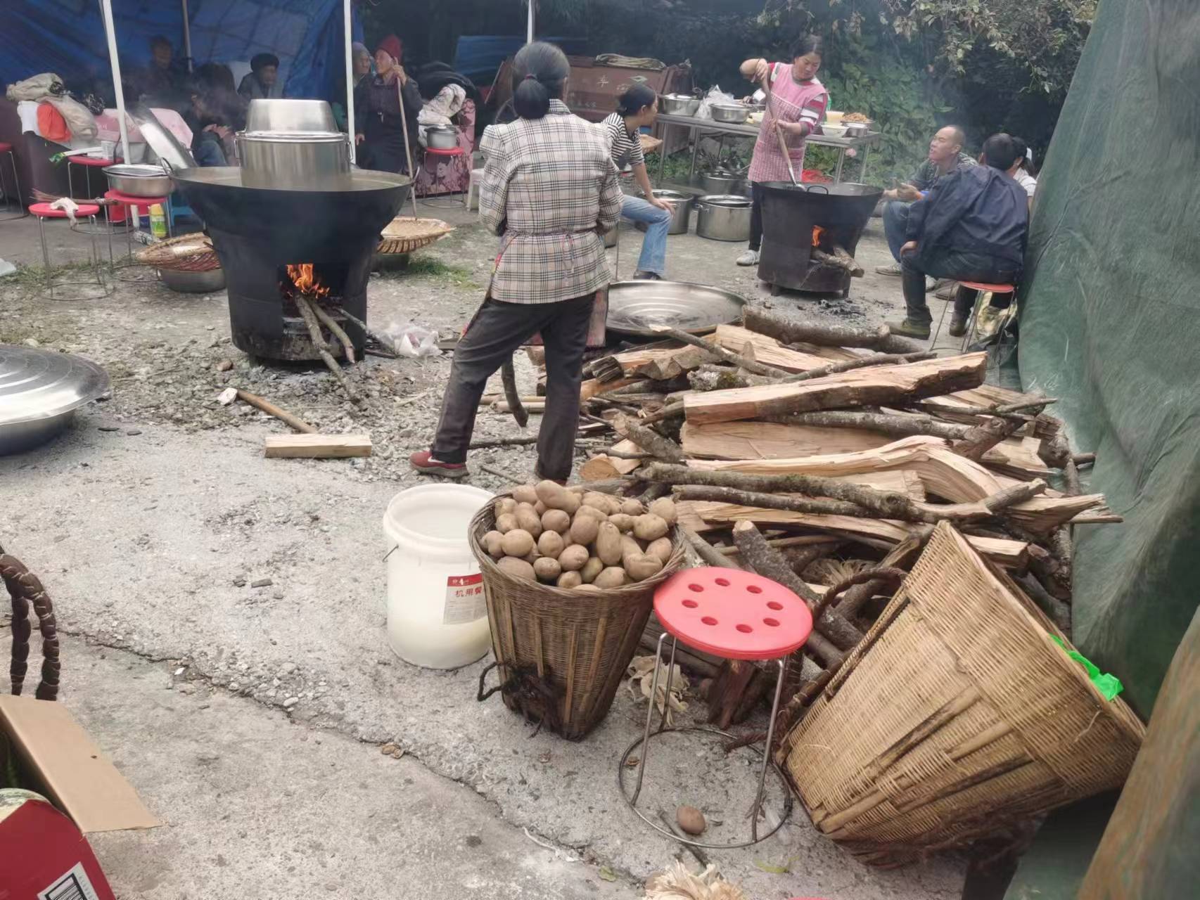 快讯-泸定震中共和村：“孤岛”救济24小时(3)