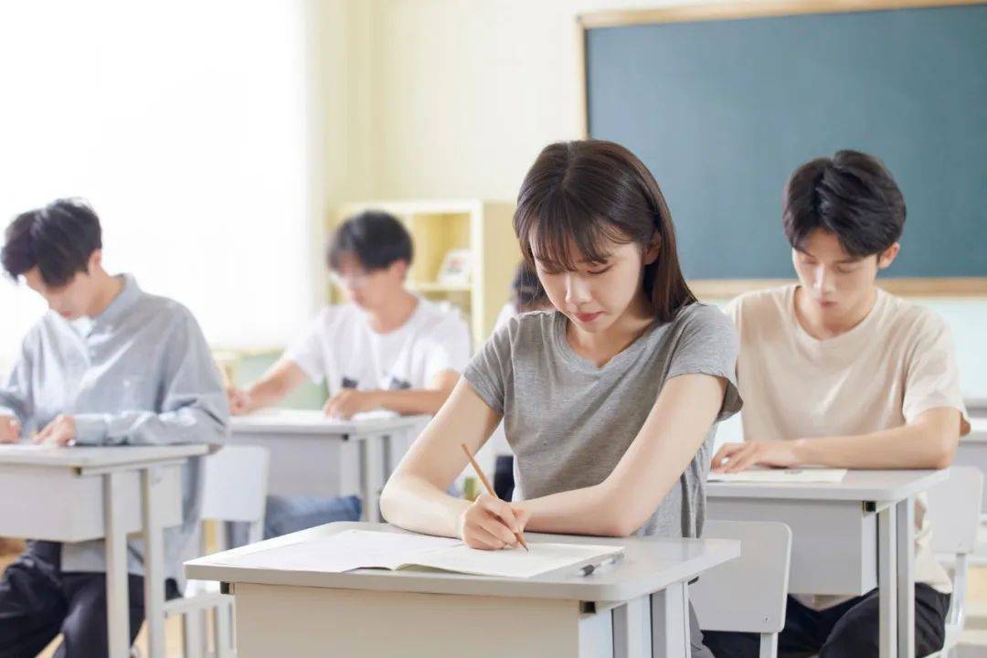 快讯-高中一个班收8万元班费，人均2000？官方回应：买作业资料花了3万多，系家长“全体同(1)