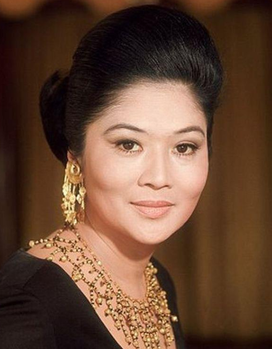 快讯-她贪污国家100多亿，被发现时已移居美国，如今过得怎么样？(18)