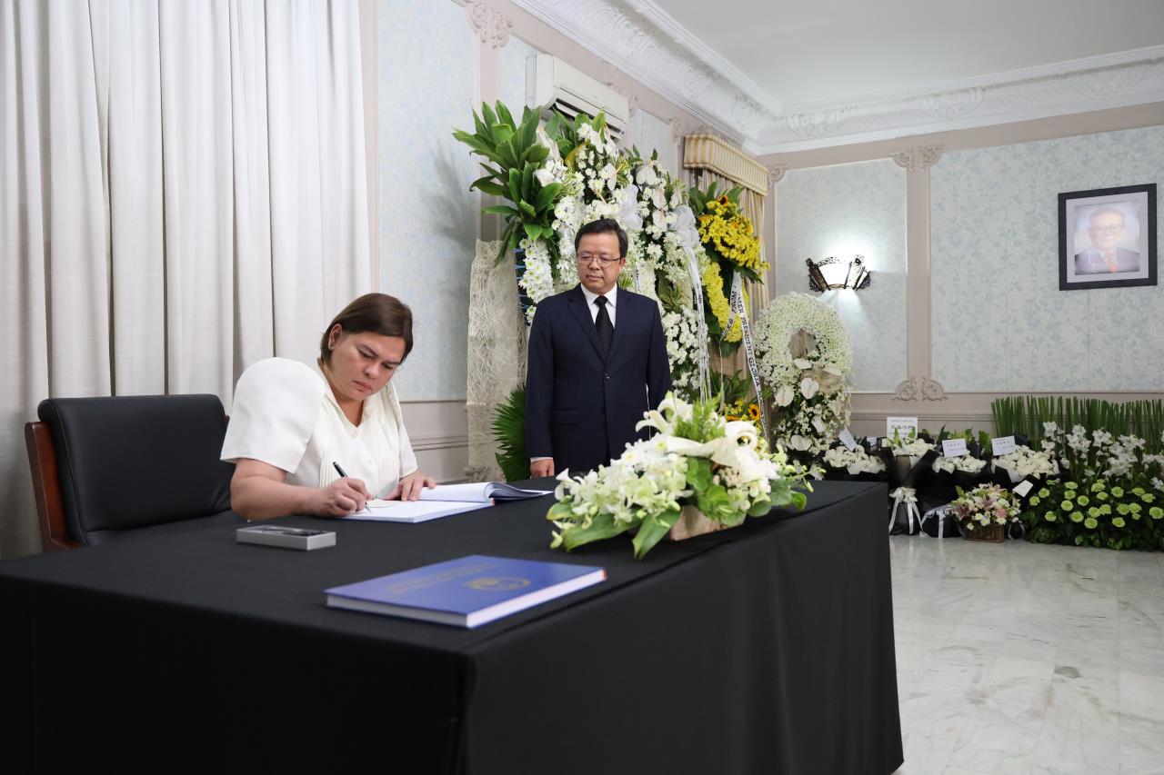 马尼拉领事馆通告-菲律宾副总统莎拉和外长马纳罗深切悼念江泽民同志(2)