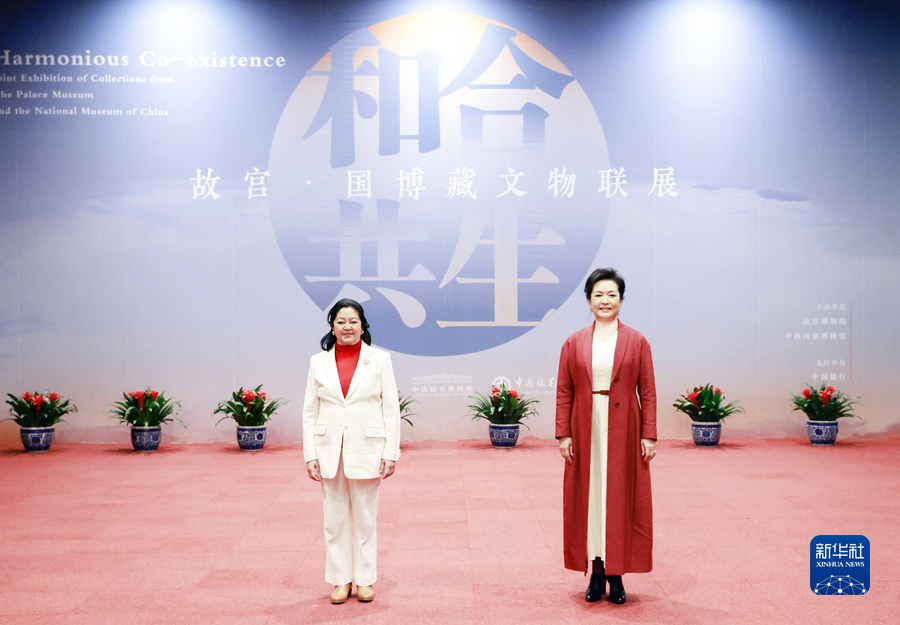 快讯-彭丽媛与菲律宾总统夫人丽莎共同参观国家博物馆(1)