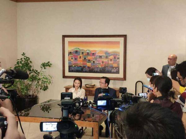 快讯-今年首批中国旅客抵达马尼拉 菲旅游部长接机(2)
