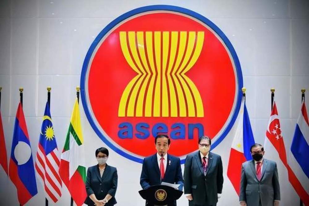 快讯-美国壮胆，菲海军司令登上中业岛，拍照留念气焰嚣张(3)