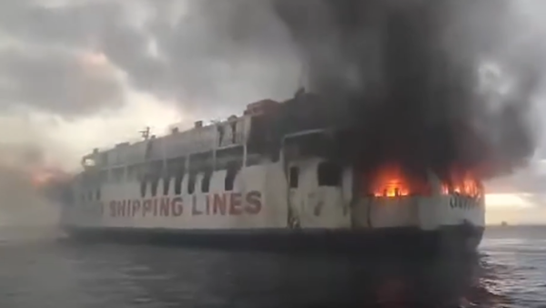 快讯-菲律宾一艘载有五六十人的渡轮起火，伤亡情况暂未公布(1)