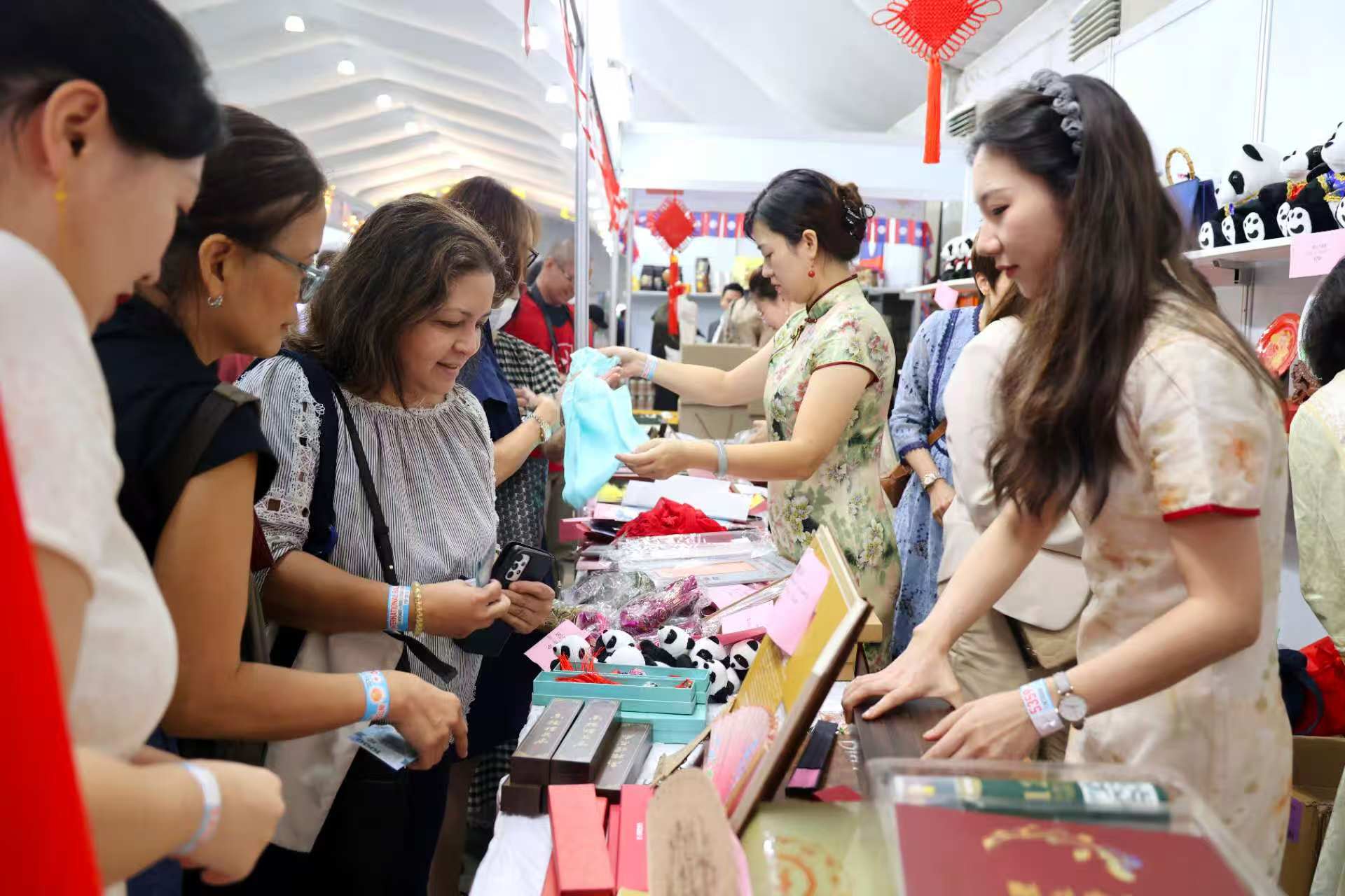 马尼拉领事馆通告-中国驻菲律宾使馆参加菲外交部国际义卖会(2)