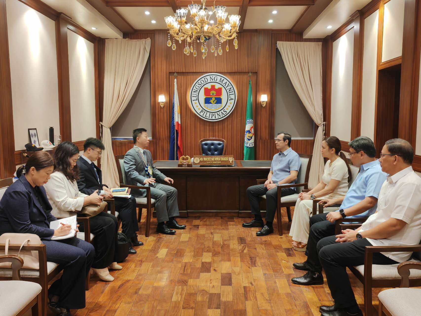 马尼拉领事馆通告-井泉大使会见马尼拉市市长莫雷诺(2)