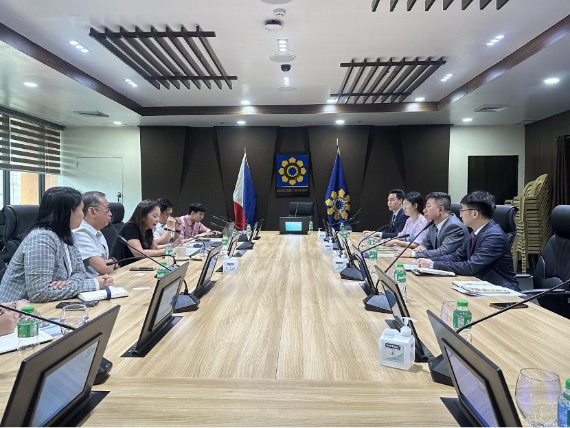 马尼拉领事馆通告-井泉大使会见菲律宾能源部长莎伦·加林(2)