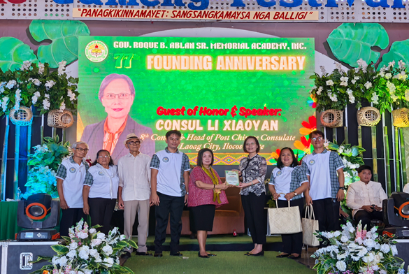 拉瓦格领事馆通告-李小艳馆长领事出席北伊罗戈省阿布兰省长纪念学院校庆(2)