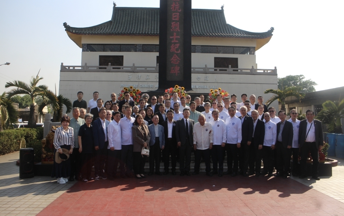 马尼拉领事馆通告-驻菲使馆外交官赴马尼拉华侨义山祭奠华侨抗日英烈(2)