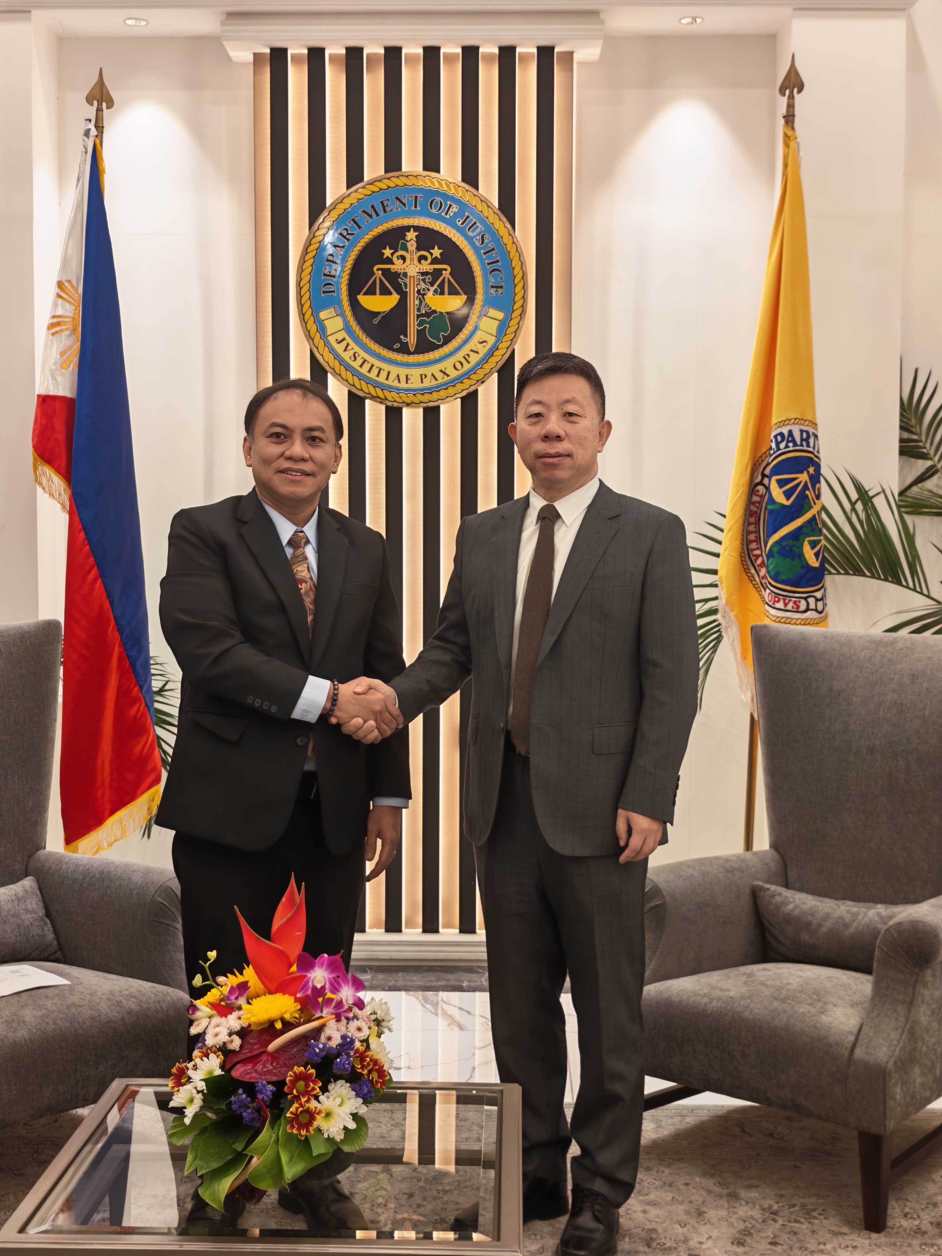 马尼拉领事馆通告-井泉大使会见菲律宾司法部长弗雷德里克·维达(1)