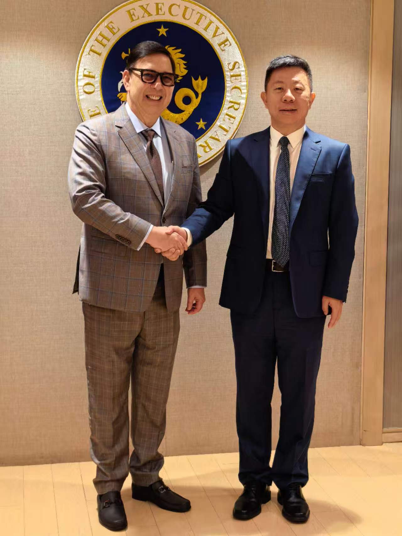 马尼拉领事馆通告-井泉大使会见菲律宾文官长雷克托(1)