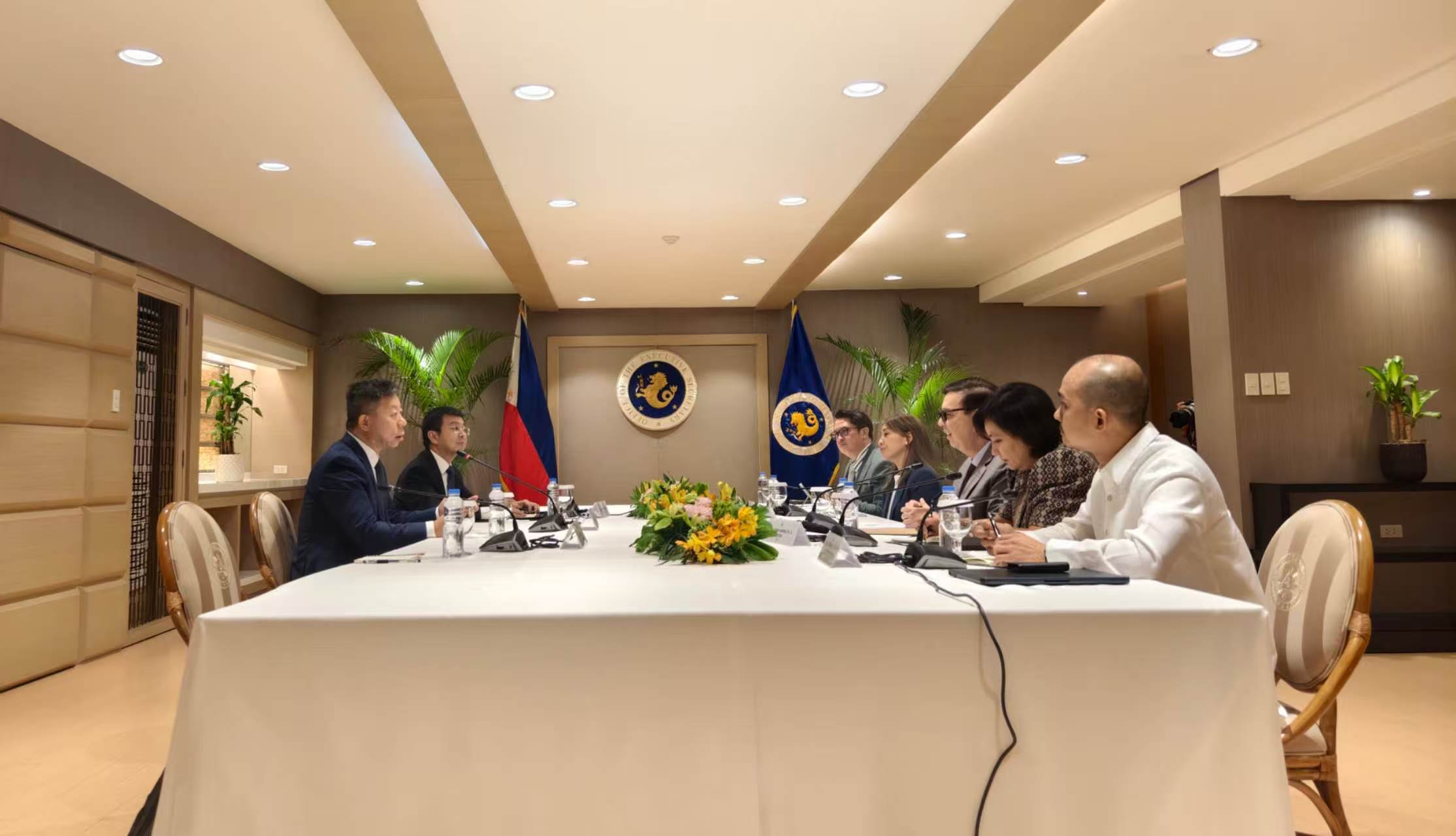 马尼拉领事馆通告-井泉大使会见菲律宾文官长雷克托(2)