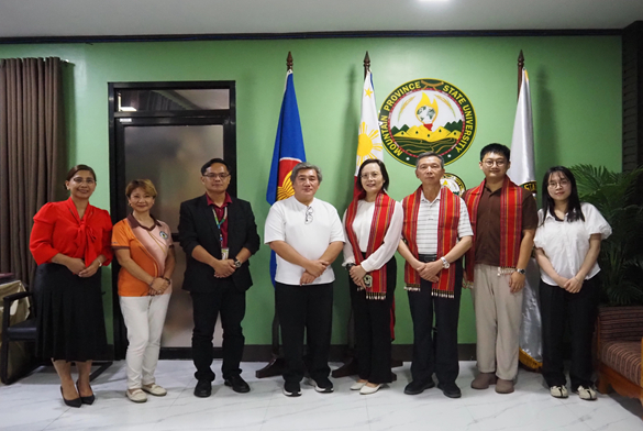 拉瓦格领事馆通告-李小艳馆长领事访问菲律宾高山省(2)