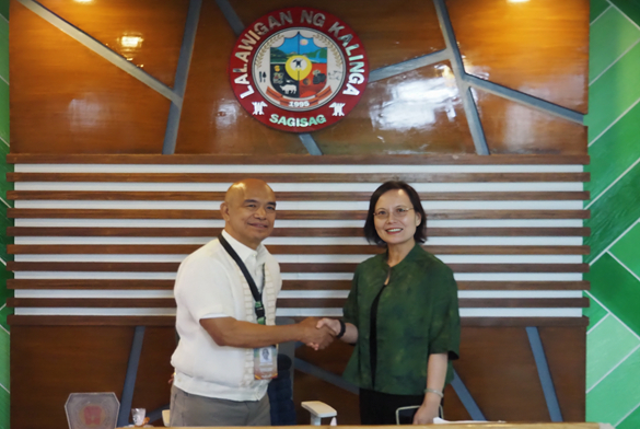 拉瓦格领事馆通告-李小艳馆长领事访问菲律宾卡林加省(1)