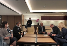 与乌克兰外交部副部长德米特罗·塞尼克举行双边会晤