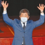 台北市长选战大乱斗：偷窥失言佛系，谁能拉住中心选民？