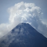 菲律宾火山喷发致上万人流离失所，旅游官员发文推观景点被批