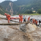 用生命保卫生命，西席地动时奋掉臂身转移门生、多方气力尽力以赴