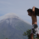 菲律宾马荣火山喷出熔岩，可能即将剧烈喷发